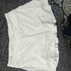 Women’s white lululemon skirt 10L